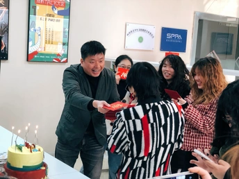 一个人和一个女人在一个商店里切蛋糕