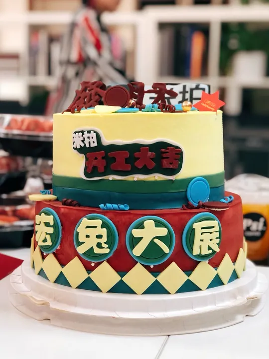 一个制作成汽车发动机样式的生日蛋糕。