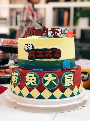 一个制作成汽车发动机样式的生日蛋糕。