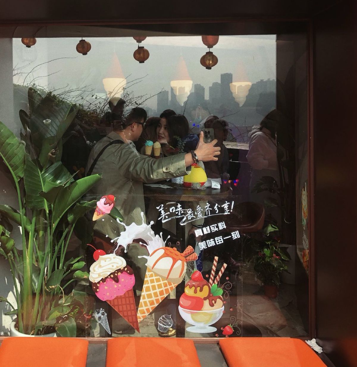 餐厅的窗户展示植物和人