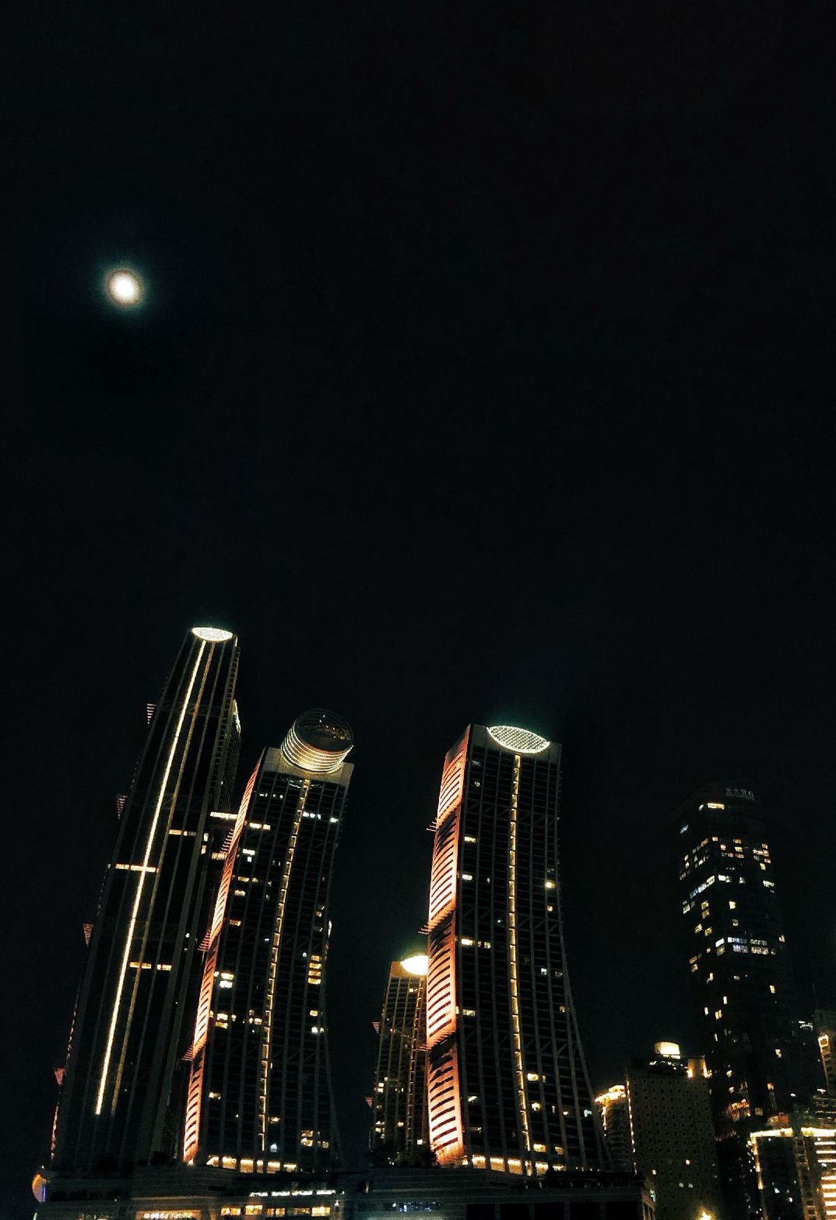 城市夜景 高耸的建筑在满月下被照亮