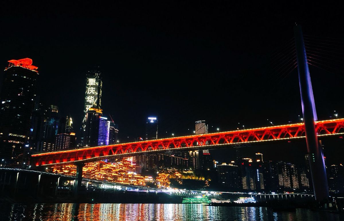 夜晚照亮一座跨水桥和城市背景