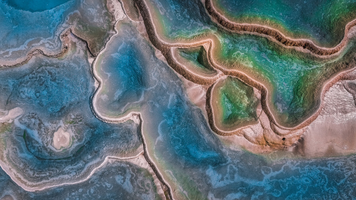 这张由卫星拍摄的海底照片显示了海洋中的珊瑚礁图案。