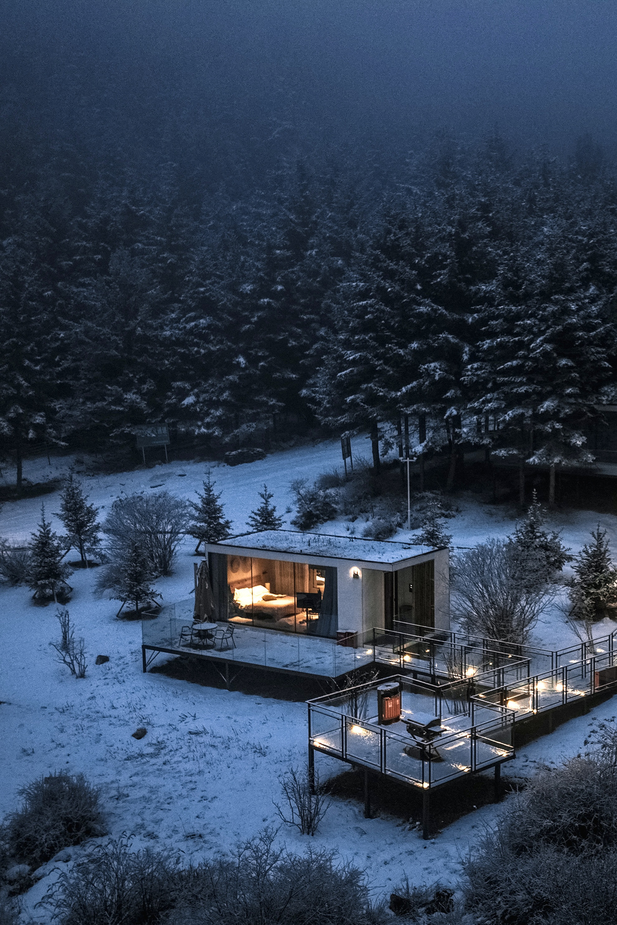 一个夜晚的雪林小屋 地面铺满雪