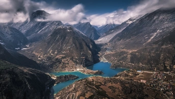 一个有河流和山脉背景的山谷