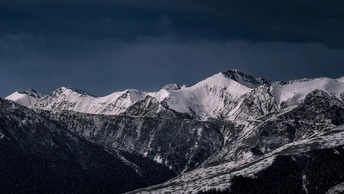雪山上空中的月亮