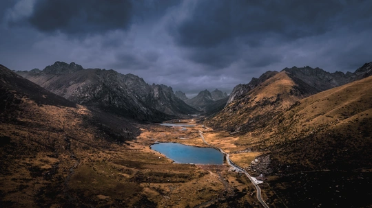 中间有山谷 背景有山的小湖