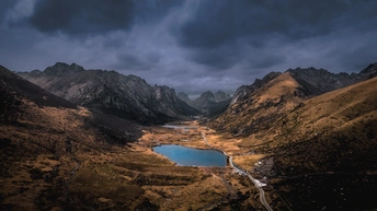 中间有山谷 背景有山的小湖