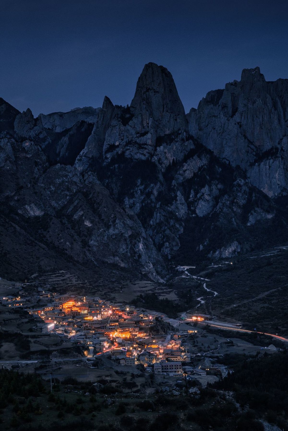 夜晚山谷中的小镇被点亮了。