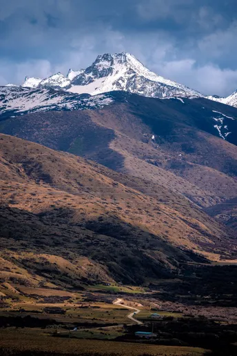 雪覆盖的山峰 山顶位于山谷之上