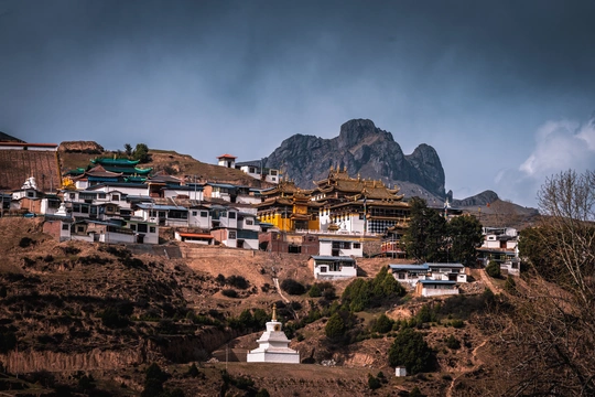 山顶上的村庄 背景是山