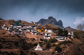 山顶上的村庄 背景是山