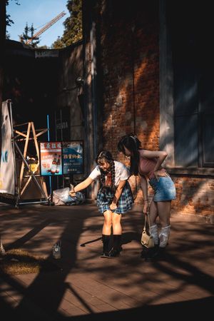 两位年轻女性站在街边