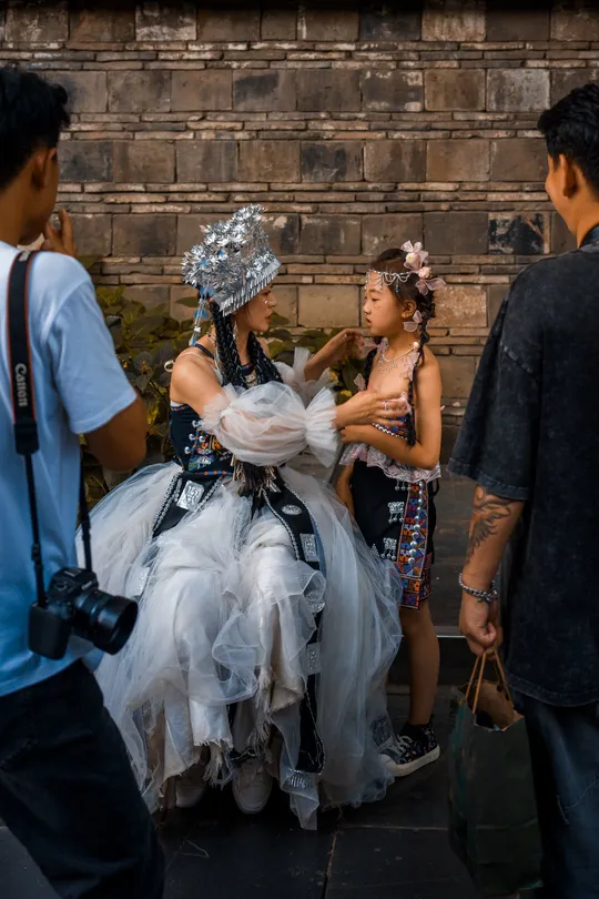 一个穿着costume的年轻男孩和女人站在一个穿着costume的男女和一个小女孩前面。