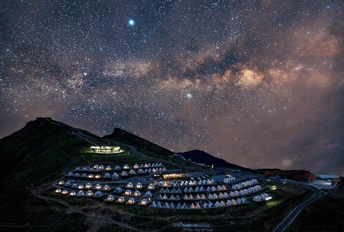 夜晚的山上村庄 星空璀璨