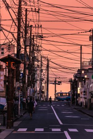 夕阳下的城市街道 有电力线和电线 太阳在天空落下