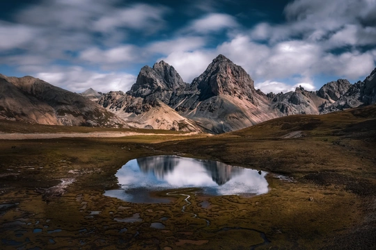 山谷中的湖泊 背景是山脉