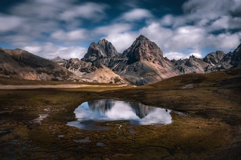 山谷中的湖泊 背景是山脉