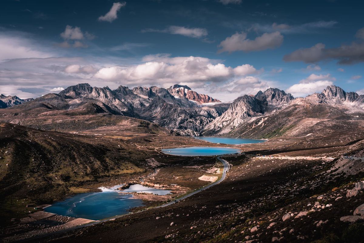 山脉中的一个蓝色湖泊