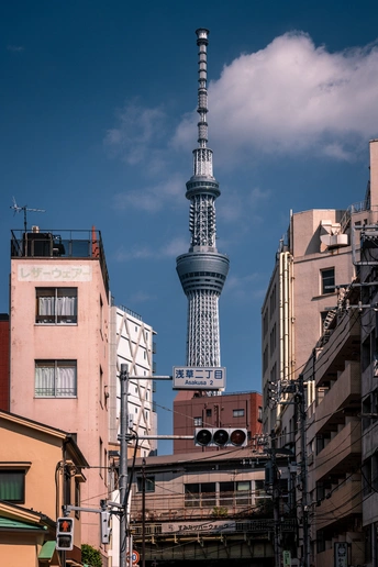 城市街道 天空中有一座高楼和一座塔。
