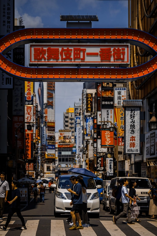 行人穿越亚洲城市街道 汽车和建筑