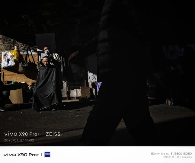 一个夜晚在街上行走的男人