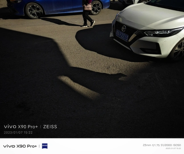 停车场里停着一群汽车。