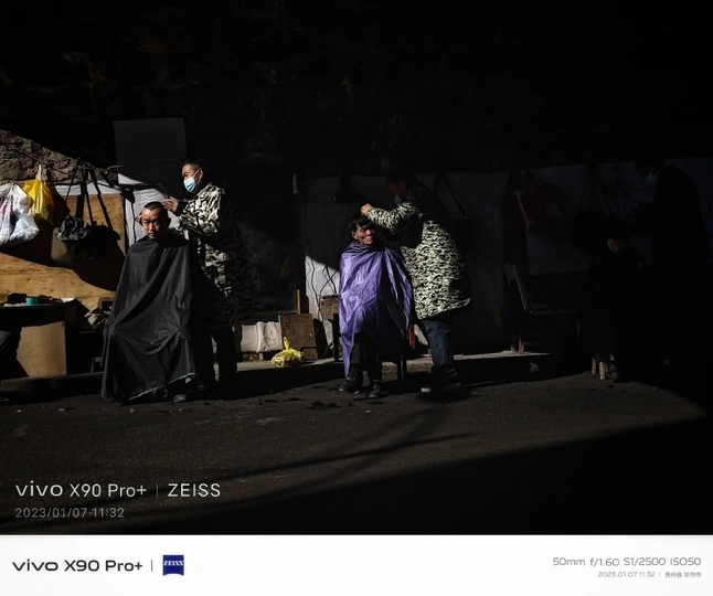 一个人和一个女人晚上在街上走