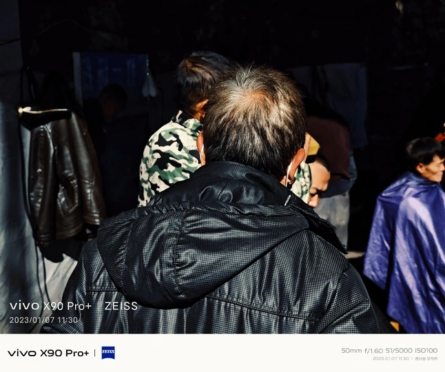 一些站在一起的人