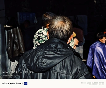 一些站在一起的人