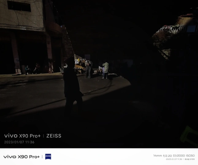 一个夜晚的街道截图 一个人和一个人在街上走