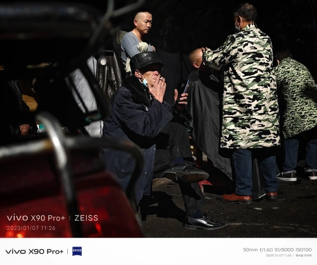 一个人站在人群前面