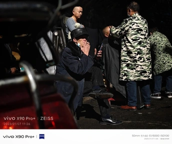 一个人站在人群前面