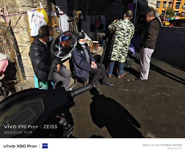 在街道中央骑摩托车的人