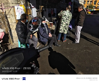 在街道中央骑摩托车的人