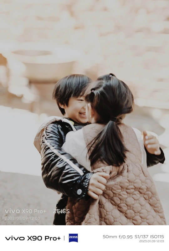 这是一张年轻女子拥抱小女孩的照片 两人在恋爱中。