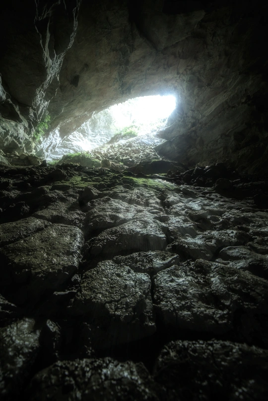 一个黑暗的洞穴 透过隧道有一束光