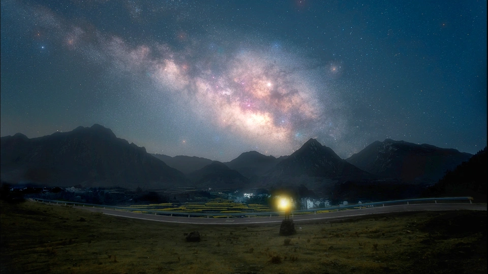 夜晚的山间公路 星空璀璨