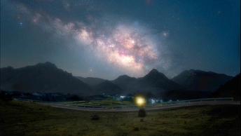 夜晚的山间公路 星空璀璨