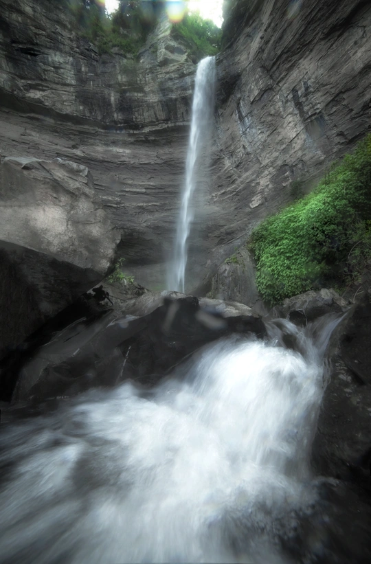 中部森林小溪中的一个小瀑布