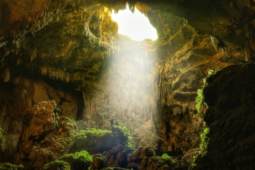 阳光透过洞穴中的一个岩洞
