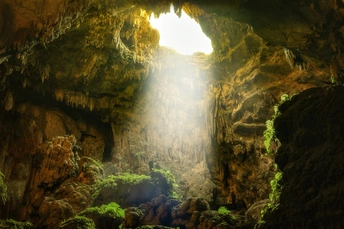 阳光透过洞穴中的一个岩洞