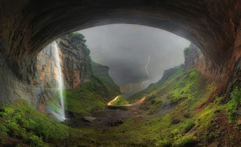 中间有瀑布的洞穴 美丽的世界 美丽的景点 惊人的景点 旅行目的地 看的地方 世界各地 世界各地 世界