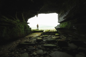 一个人站在洞里