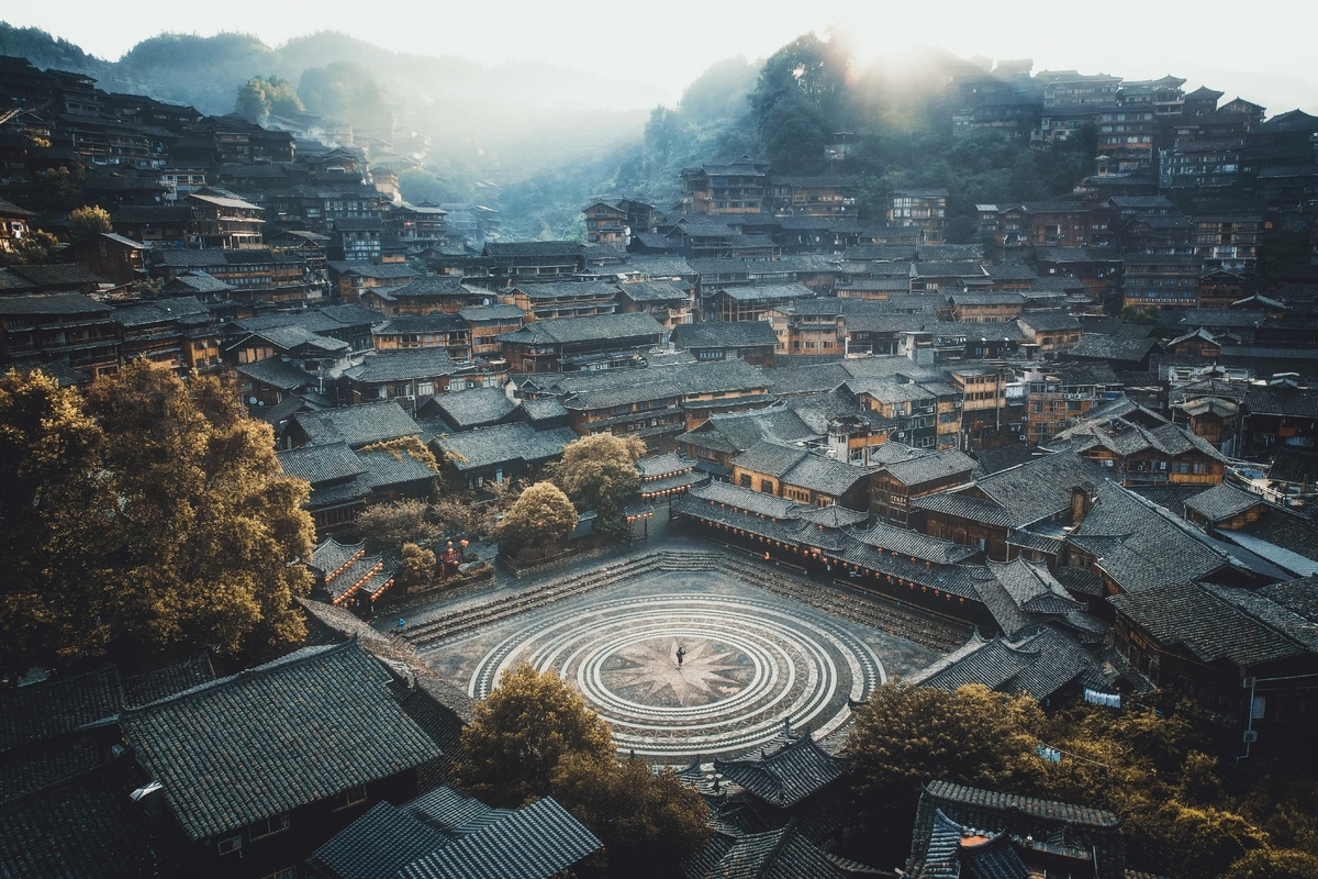 一个小村庄在中国的山区的 aerial view 前景有建筑。