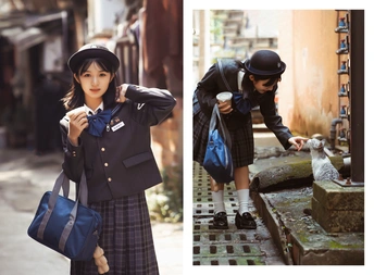 一些年轻女孩穿着校服抱着一个包站在一只猫旁边