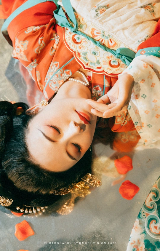 一位穿着日本传统服装的年轻女子