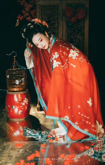 一位穿着红和服 带灯笼和花的女人