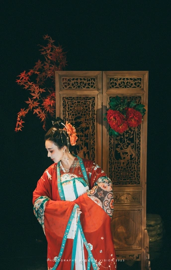 一位穿着红白相间浴衣的女士