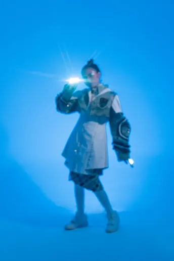 一位穿着服装的女人手里拿着手套 当一个男人走在她后面。